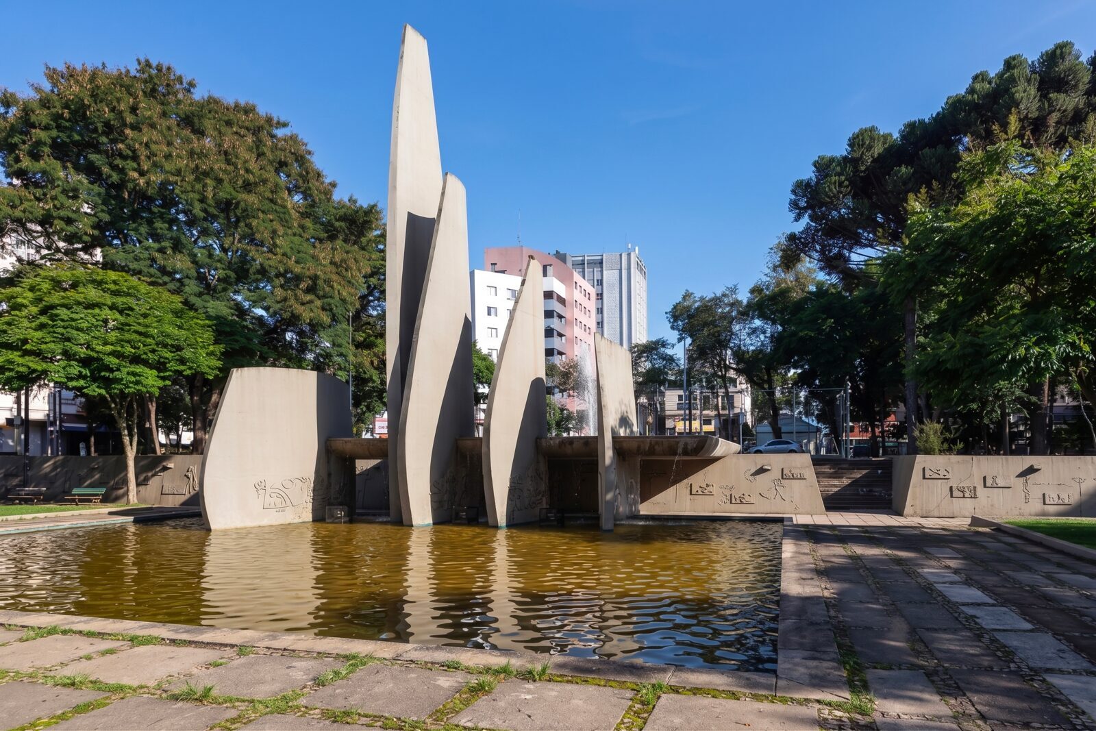 Praça 29 de Março — escultura e espelho d’água